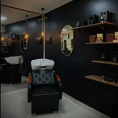 Lavatório com poltrona de couro na barbearia da OLJ