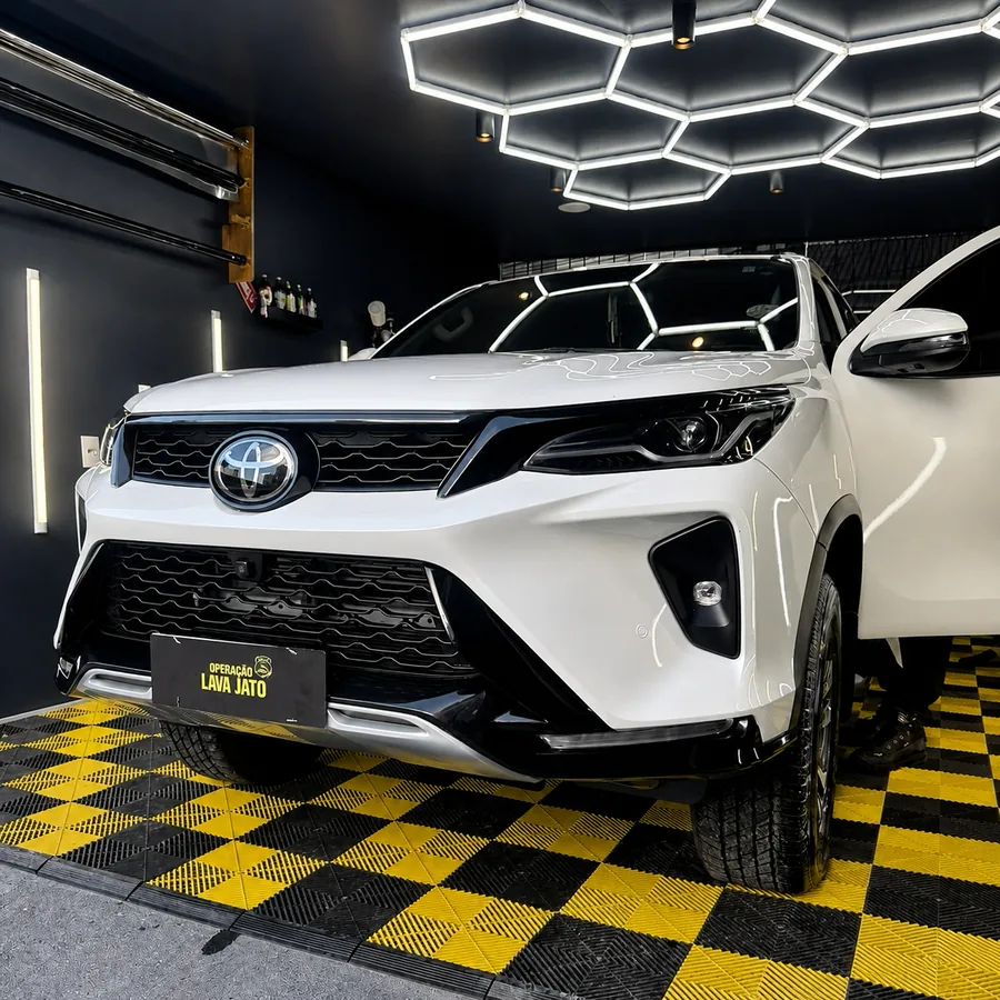 SUV branco no box de estética automotiva